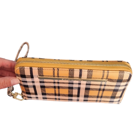 Steve Madden Womens Zip- Around Wallet in Yellow & Black Plaid - Picture 2 of 6